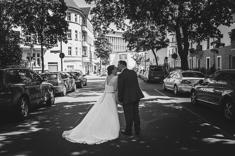 Hochzeitsfotograf Berlin - Hochzeit - Brautpaar Berlin - Standesamt Lichtenberg - hochzeitsfotograf berlin brandenburg - kuss