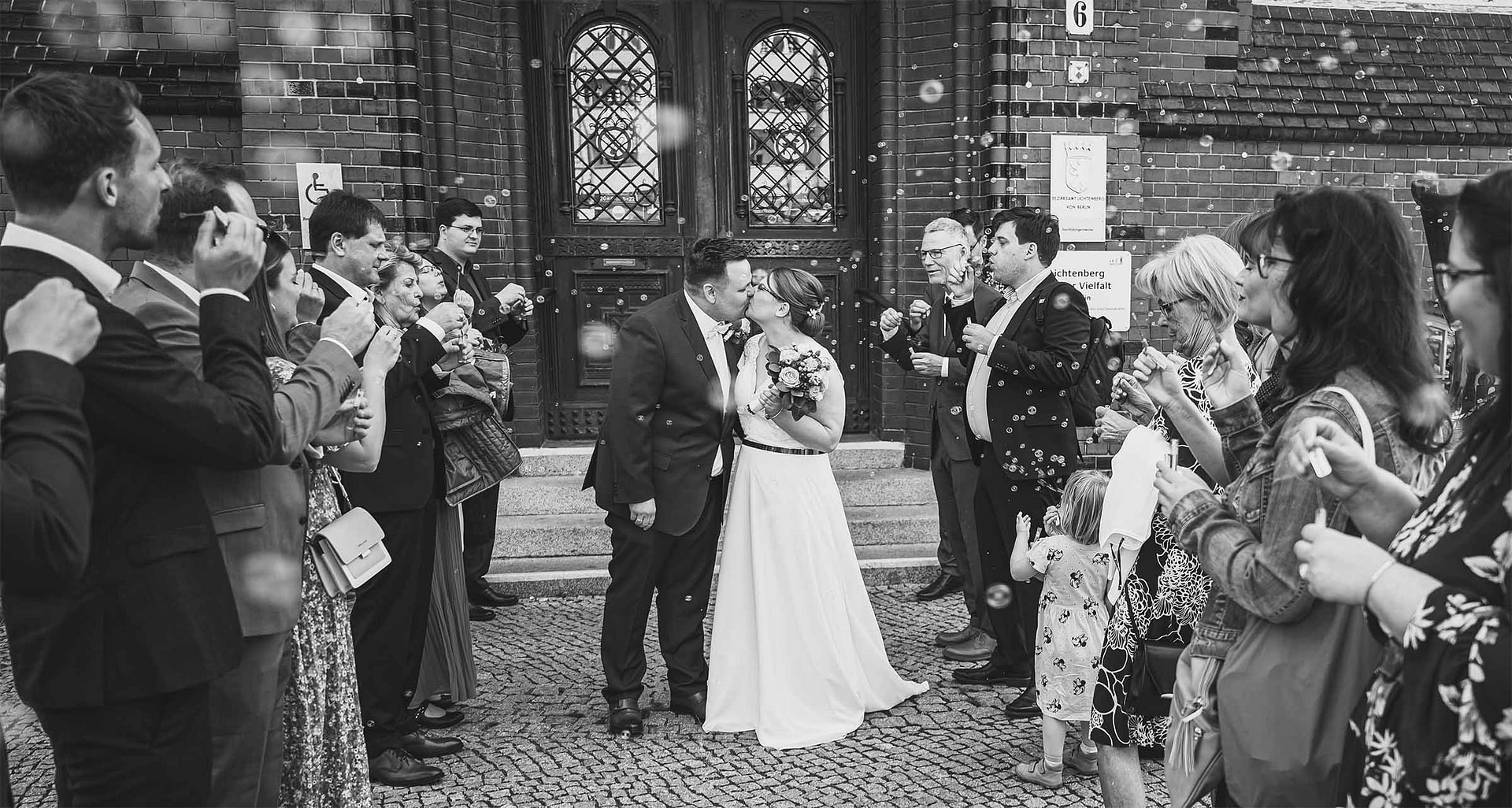 Hochzeitsfotograf Berlin - Standesamt Lichtenberg - Rathaus Lichtenberg - Brautpaar - Seifenblasen - Hochzeitsfotograf Berlin - Brandenburg - Hochzeit