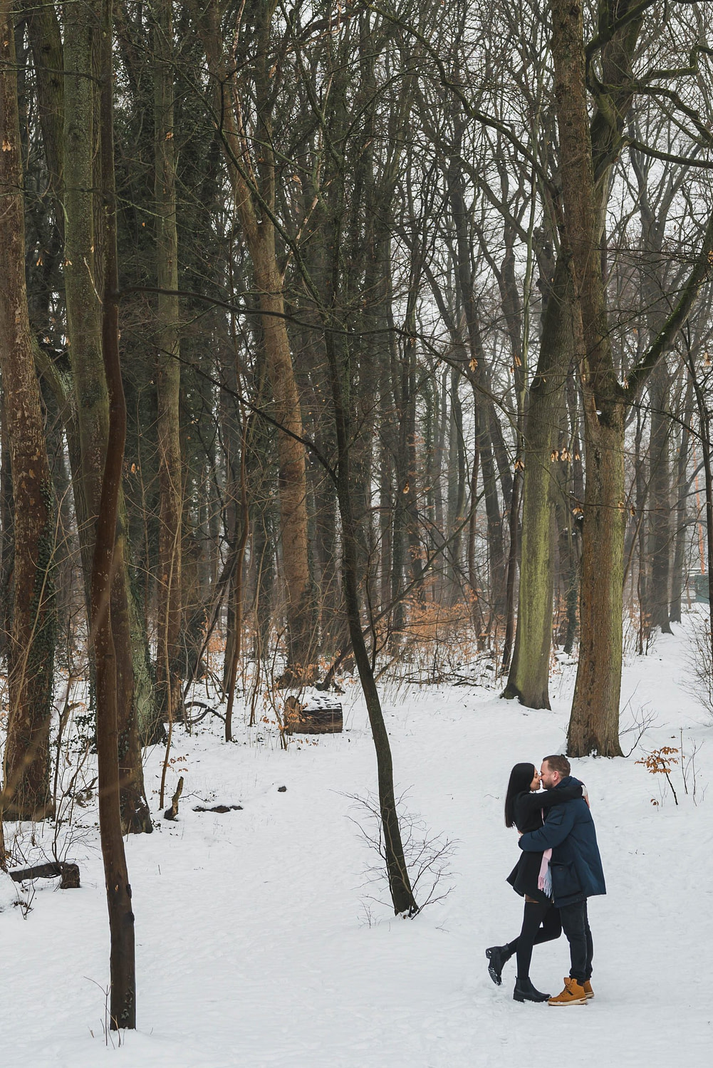 Verlobungsshooting Paarshooting im verschneiten Treptower Park, Berlin. Schnee Fotos. Hochzeitsfotograf Berlin. Hochzeitsfotograf Brandenburg. Hochzeitsreportage Berlin