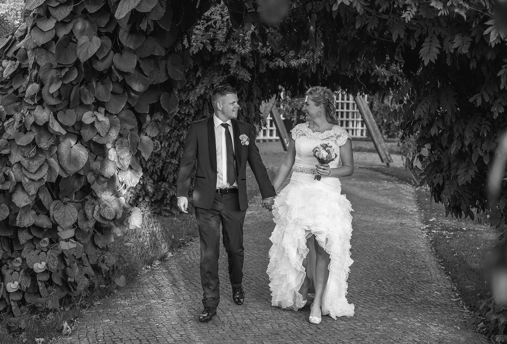 Hochzeit Britzer Garten, Berlin. Hochzeitsfotograf Berlin & Brandenburg. - Hochzeitsreportage Britzer Garten. Brautpaar. Freie Trauung